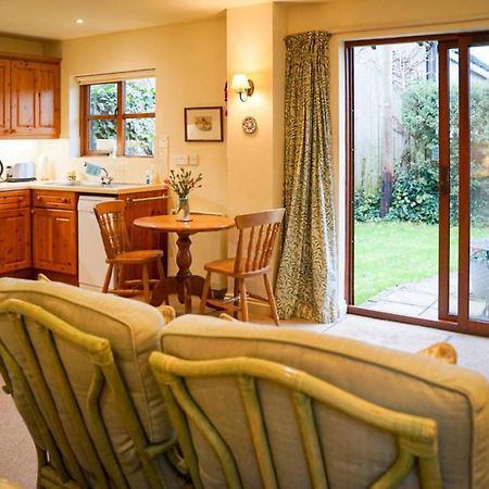 Honeysuckle Cottage North Mundham 외부 사진